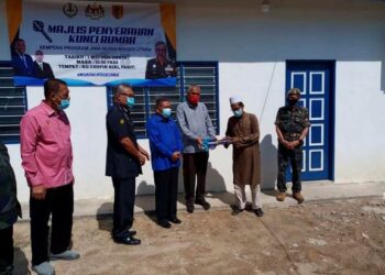 KHAIRUDIN Hanipah (tiga dari kanan) menyerahkan kunci rumah kepada Abdul Mukhim Ab. Majid sambil disaksikan Muhammad Nizar Zakaria (tiga dari kini) di Parit, Perak, baru-baru ini.