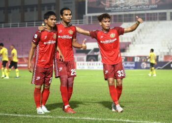 PEMAIN sayap Kelantan, Mohamad Amirul Shafik (kiri) meraikan jaringannya bersama rakan sepasukan dalam aksi Liga Perdana di Stadium Sultan Muhammad IV, Kota Bharu malam ini. - ORANG MUDA/HAZMIN HUSIN