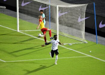 JORDAN Mintah meraikan gol pertama Terengganu ketika bertemu Selangor dalam aksi Liga Super di Stadium Sultan Mizan Zainal Abidin di Kuala Nerus sebentar tadi. - UTUSAN/PUQTRA HAIRRY ROSLI