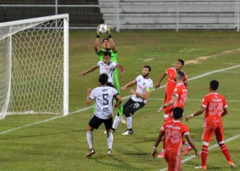 PENJAGA gol Kelantan, Faridzuean Kamaruddin diasak penyerang Terengganu FC II, Engku Muhammad Nur Shakir Engku Yacob dalam aksi Liga Perdana di Stadium Sultan Ismail Nasiruddin Shah di Kuala Terengganu malam ini.  - UTUSAN/PUQTRA HAIRRY ROSLI