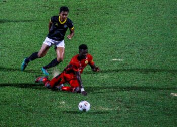 PENYERANG Negeri Sembilan, Alain Thierry Akono Akono (kanan) diasak pemain Projek FAM-MSN, Kamal Arif Azrai Shakimar dalam aksi Liga Perdana di Stadium Tuanku Abdul Rahman, Paroi hari ini. -UTUSAN/MUHAMMAD IZZAT TERMIZIE