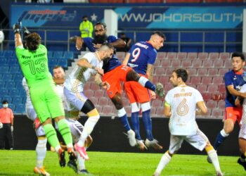 PENJAGA gol Kelantan FC, Nik Mohd. Amin Ahmad menumbuk bola keluar apabila menerima asakan daripada penyerang JDT II, Gary Steven Robbat dan Fernando Rodriguez dalam aksi Liga Perdana di Stadium Tan Sri Hassan Yunos,Larkin malam ini. - UTUSAN/RAJA JAAFAR ALI