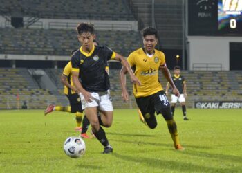 PERTAHANAN pasukan Projek FAM-MSN, Adam Iskandar Mohd. Isyak (kiri) mengawal bola dari pemain Perak FC II, Firdaus Saiyadi dalam perlawanan Liga Perdana  di Stadium Perak, Ipoh hari ini. - UTUSAN/ZULFACHRI ZULKIFLI