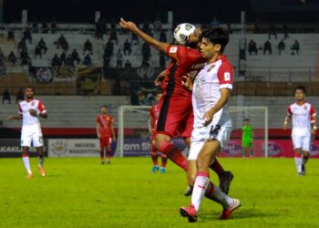 PERTAHANAN Negeri Sembilan, R. Aroon Kumar (kiri) diasak pemain Sarawak United, Khairy Muhammad Jefri Jones dalam aksi   Liga Perdana  di Stadium Tuanku Abdul Rahman, Paroi, Seremban sebentar tadi. - UTUSAN/MUHAMMAD IZZAT TERMIZIE