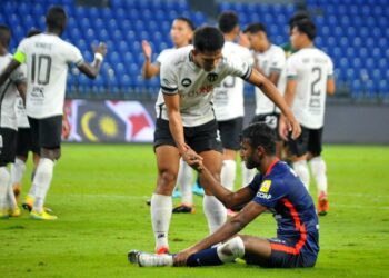 PERTAHANAN Terengganu, Shahrul Nizam Ros Hasni memujuk pemain JDT, Syamer Kutty yang kecewa atas kekalahan pertama pasukan itu dalam aksi  Liga Super di Stadium Sultan Ibrahim, Iskandar Puteri malam tadi. - UTUSAN/RAJA JAAFAR ALI