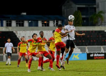 PEMAIN sayap TFC II, Mohd. Haidhir Suhaini (kanan) menanduk bola sambil dikawal ketat pemain Selangor FC 2 dalam aksi yang berkesudahan 2-2 di Stadium Sultan Ismail Nasiruddin Shah, sebentar tadi.