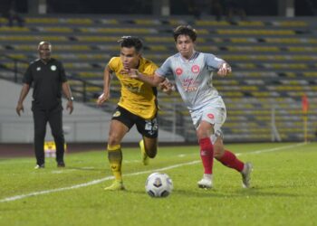 PEMAIN Melaka United FC, Wan Zaharulnizam Wan Zakaria  (kanan) berebut bola dengan pertahanan Perak, Amirul Azhan Aznan  dalam aksi Liga Super di Stadium Perak, Ipoh hari ini.  - UTUSAN/ZULFACHRI ZULKIFLI