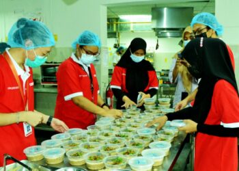 PARA pelatih Fakulti Seni Kulinari Accelskill Academy menyiapkan bubur lambuk untuk diedarkan kepada petugas barisan hadapan di sekitar daerah Melaka Tengah, Melaka. - UTUSAN/MUHAMMAD SHAHIZAM TAZALI