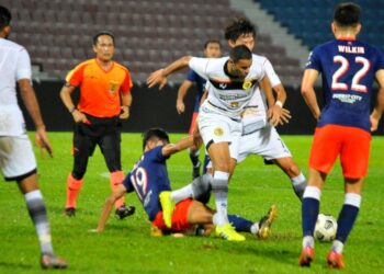 PENYERAN JDT II, Gabriel Nistelrooy  merampas bola dari pertahanan Negeri Sembilan, Saiful Ridzuwan  dalam aksi Liga Perdana di Stadium Larkin malam ini. - UTUSAN/RAJA JAAFAR ALI