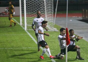 PEMAIN Terengganu meraikan kejayaan menumpaskan Selangor dalam aksi Liga Super di Petaling Jaya malam ini. - UTUSAN/ZULFADHLI ZAKI