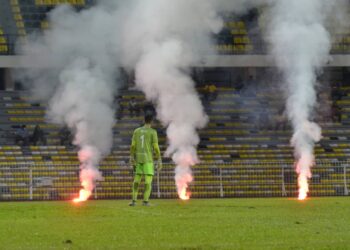 SUAR yang dibaling penonton di atas padang ketika perlawanan Liga Super di antara Perak FC dan Sri Pahang FC di Stadium Perak di Ipoh hari ini. - UTUSAN/ZULFACHRI ZULKIFLI