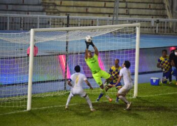 PENJAGA gol Sri Pahang, Muhammad Daniel Wafiuddin Sa'adon menyelamatkan pintu golnya daripada dibolosi Kedah dalam aksi Liga Super di Kuantan malam ini. - UTUSAN/SHAIKH AHMAD RAZIF