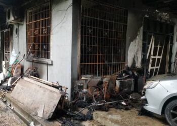 KEADAAN rumah mangsa yang terbakar di Taman Hungab, Penampang dekat sini, awal pagi tadi.-IHSAN Bomba