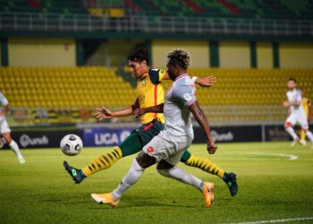 PERTAHANAN Melaka United, Rizal Ghazali (kanan) cuba menyekat asakan pemain Melaka United, Sony Norde dalam aksi Liga Super di Stadium Darul Aman malam ini. - UTUSAN/SHAHIR NOORDIN