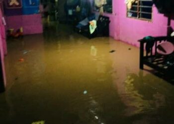 SALAH sebuah rumah yang dimasuki air dalam kejadian banjir dan arus deras di Yan malam ini. - Foto MEDIA SOSIAL