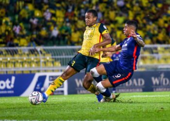 PENYERANG JDT, Bergson da Silva (kanan) bersaing dengan pertahanan Kedah, Rodney Celvin pada suku akhir Piala Malaysia di Stadium Darul Aman, Alor Setar Ahad lalu. - UTUSAN/SHAHIR NOORDIN