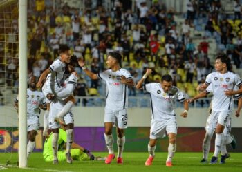 PEMAIN sayap, Mohd. Faiz Nasir (dua dari kiri) meraikan gol kedua Terengganu FC ketika bertemu Sarawak United dalam aksi suku akhir pertama Piala Malaysia, Ahad lalu UTUSAN/PUQTRA HAIRRY ROSLI