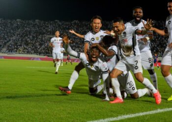 PEMAIN Terengganu FC meraikan jaringan pembukaan Jordan Mintah (kiri) ketika bertemu JDT dalam separuh akhir pertama Piala Malaysia di Stadium Sultan Mizan Zainal Abidin malam ini. - UTUSAN/PUQTRA HAIRRY ROSLI