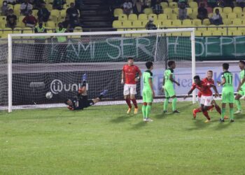 J. Partiban (empat, kanan) meraikan gol pertama Kuala Lumpur City seawal minit kesembilan ketika menentang Melaka United dalam separuh akhir kedua Piala Malaysia di Stadium Hang Jebat, Paya Rumput malam ini. - UTUSAN/ RASUL AZLI SAMAD