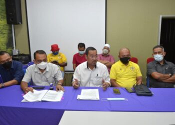 TAJUL Hasnan Omar (tengah) dalam sidang akhbar di Ipoh hari ini. - UTUSAN/ZULFACHRI ZULKIFLI