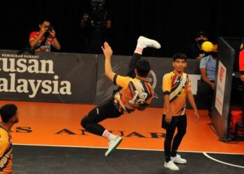 APIT kanan KL Thunder, Hanafiah Dolah melakukan libasan ketika menentang Putrajaya Cyborg dalam perlawanan Piala Juara-Juara STL  di Iskandar Studio Malaysia,Iskandar Puteri hari ini. -  UTUSAN/RAJA JAAFAR ALI