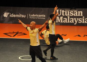 PEMAIN NS Antlers meraikan kejayaan mengalahkan Melaka Titans untuk menduduki tangga ketiga Piala Juara-Juara  STL di Iskandar Malaysia Studio, Iskandar Puteri malam ini. - UTUSAN/RAJA JAAFAR ALI