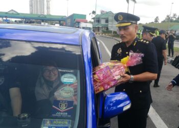 MOHD. EDIR SANIP menyampaikan hamper kepada pengguna jalan raya yang melalui Plaza Tol Kempas, Johor Bahru.