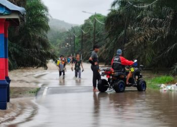 ORANG ramai menggunakan All Terrain Vehicle (ATV) untuk melalui jalan di Kampung Contoh, Kahang, Kluang yang ditenggelami air.