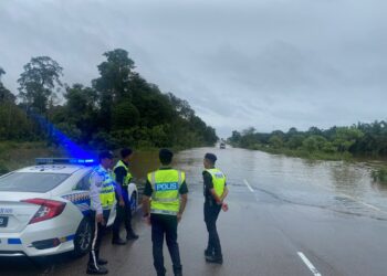 LALUAN di Kilometer 60, Jalan Kota Tinggi-Mersing ditutup bagi kenderaan ringan selepas dinaiki banjir.