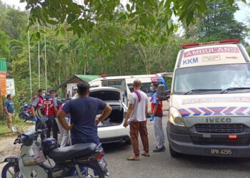 AMBULAN membawa mangsa untuk mendapat rawatan kecemasan di Hospital Kulim selepas hampir lemas ketika sedang mandi di sebuah kolam di kawasan rekreasi Air Terjun Junjung di Kulim.