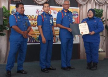 PEGAWAI Daerah Baling, Shahadan Abdullah (dua kanan) bersama Awang Askandar Ampuan Yaacub (dua kiri) menyampaikan sijil penghargaan kepada anggota APM Daerah Baling ketika Majlis Minum Petang APM di Hotel Bayu, Baling.