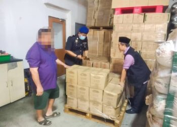 ANGGOTA penguat kuasa KPDN Johor dan JAIJ melakukan serbuan ke sebuah kilang pembungkusan minuman di Kulai.