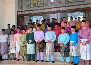 MOHD. FARED MOHD. KHALID (tengah) bergambar bersama-sama umat Islam yang menghadiri Majlis Sambutan Israk Mikraj Peringkat Negeri Johor di Masjid Sultan Ibrahim, Muar.