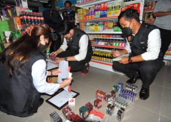 BEBERAPA pegawai kesihatan merampas rokok di sebuah kedai runcit dalam operasi rokok di Kangkar Pulai, Johor Bahru.