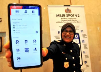 SEORANG kakitangan MBJB, Halimah Baharudin menunjukkan aplikasi MBJB Spot V2 pada majlis pelancarannya di Menara MBJB, Johor Bahru.