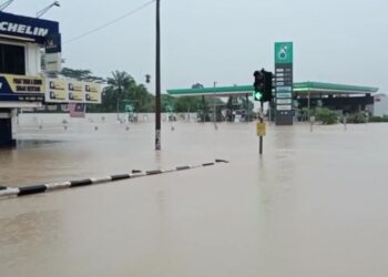 JALAN Kota Kecil (Stesen Minyak Petronas) antara laluan di Bandar Kota Tinggi yang dinaiki air ekoran hujan lebat berterusan sejak malam tadi.