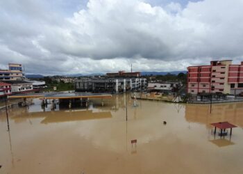 PEMANDANGAN situasi banjir di bandar Kota Tinggi dari tingkat 3 Plaza Kota Tinggi yang masih digenangi air susulan limpahan air Sungai Johor.