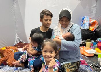 NURAINI AZIRA BASURI bersama Muhamad Nasharuddin dan tiga anak mereka terpaksa ditempatkan di PPS di IKTBN Pagoh, Muar.