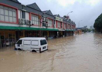 BANDAR Kota Tinggi masih digenangi banjir dan jumlah mangsa yang dipindahkan di Johor kian bertambah.