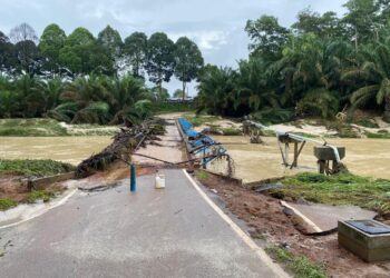 JAMBATAN menghala ke Bukit Tamam, Chaah, Segamat yang rosak akibat banjir.