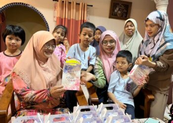 TUMIRAH DAMIRI (kiri) bersama anak dan cucunya memeriksa cenderamata yang  siap dibungkus untuk diberikan kepada tetamu pada majlis perkahwinan yang telah dirancang.