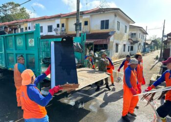 PEKERJA SMM Environment melakukan kerja pembersihan di kawasan terjejas banjir yang mulai surut.