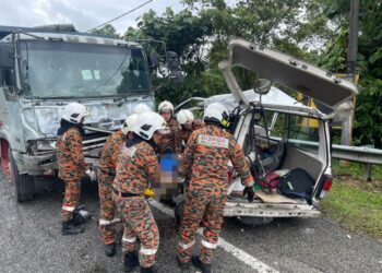 ANGGOTA bomba mengeluarkan mangsa yang tersepit dalam kemalangan membabitkan sebuah van dan lori 10 tan di Kilometer 20, Jalan Mersing-Jemaluang.