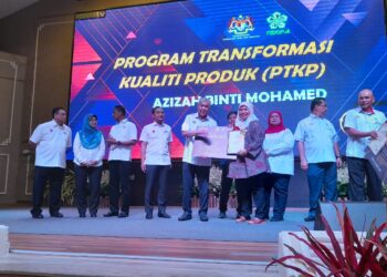 AHMAD ZAHID HAMIDI menyampaikan sijil penghargaan kepada seorang penerima bagi Program Transformasi Kualiti Produk (PTKP) sempena lawatan kerja ke Kejora, Bandar Penawar, Kota Tinggi.