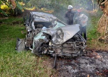 KEADAAN kereta Proton Wira yang remuk teruk di bahagian hadapan sehingga menyebabkan dua rakan maut dalam kemalangan di Jalan Kulim-Mahang di Karangan, Kulim.