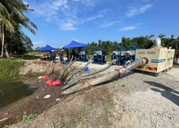 OPERASI mengepam banjir termenung yang dilakukan di Kampung Parit Kumbang di Parit Raja, Batu Pahat.