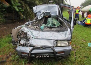 VAN Nissan Vanette yang dipandu Pungut remuk setelah bertembung dengan sebuah lori di Kilometer 6.1, Jalan Parit Sikom-Parit Panjang berhampiran Kampung Parit Mokhayat, Pontian.