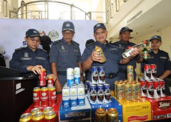 MISBAHUDIN PARMIN menunjukkan minuman keras yang dirampas di Kompleks Penguatkuasaan Kastam Sungai Pulai, Iskandar Puteri.