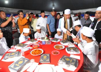 AHMAD ZAHID HAMIDI menyampaikan sumbangan duit raya kepada pelajar tahfiz pada Majlis Santunan Kasih Ramadan di Masjid Jamek Kampung Sungai Gersik, Sungai Balang, Muar.