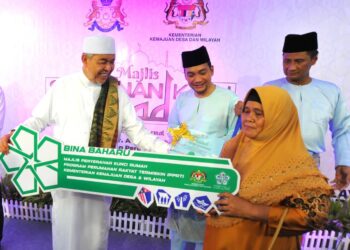 AHMAD ZAHID HAMIDI menyampaikan bantuan PPRT Bina Baharu kepada seorang penduduk  pada Majlis Santunan Kasih Ramadan di Masjid Jamek Kampung Sungai Gersik, Sungai Balang, Muar.